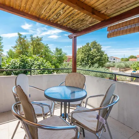 Pet Friendly In With Kitchen *