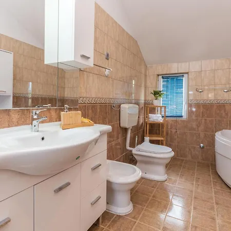 Pet Friendly In With Kitchen Polaca