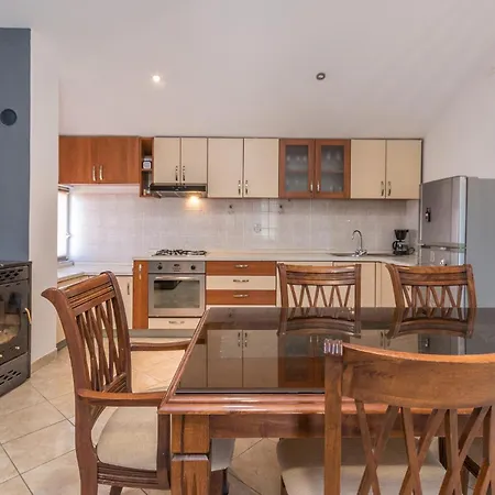 Apartment Pet Friendly In With Kitchen *