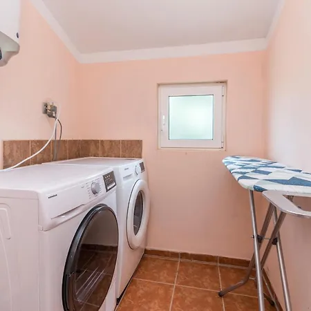 Pet Friendly In With Kitchen Polaca