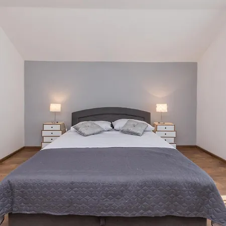 Pet Friendly In With Kitchen